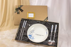 souvenir pernikahan set piring elegan